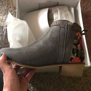 Grey suede booties with floral embroidering